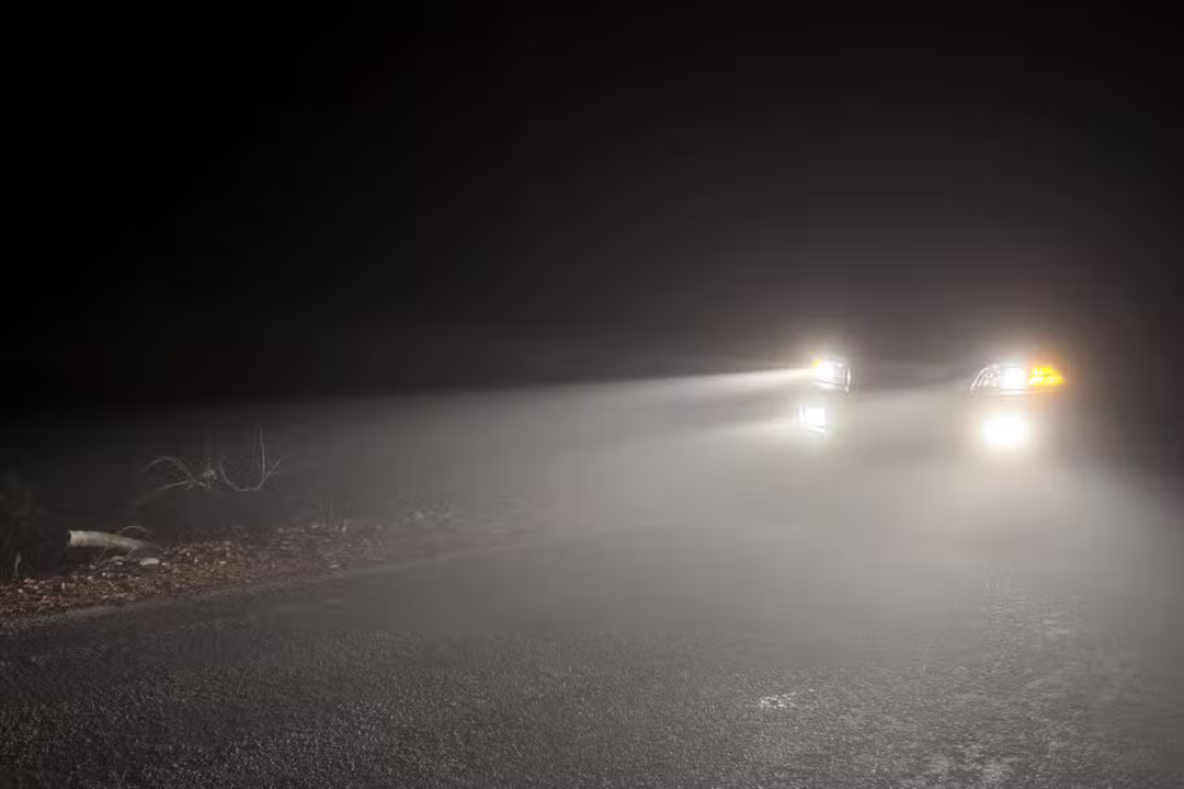 Carro, estrada, faróis