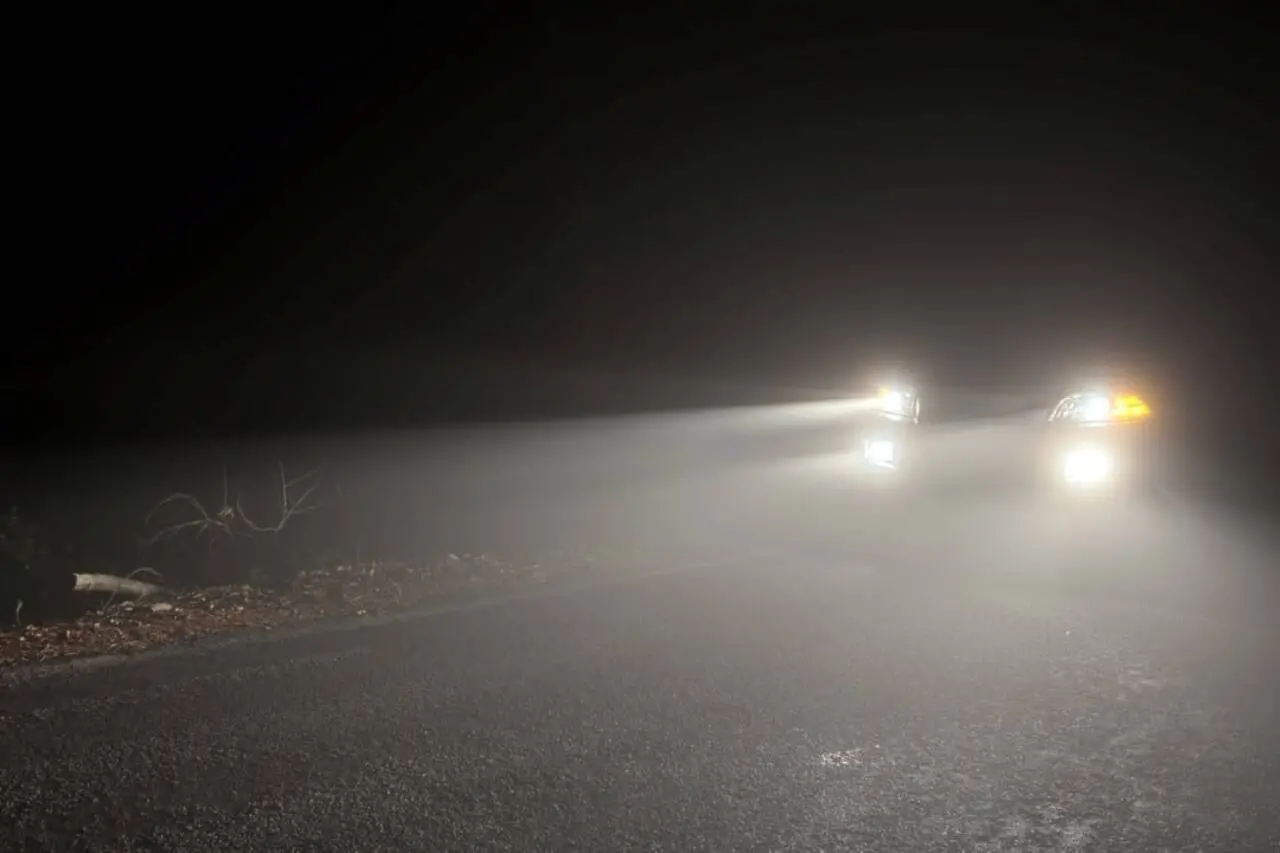 Carro, estrada, faróis