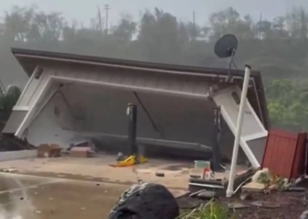 Chuva e inundação desabam casas no Havaí