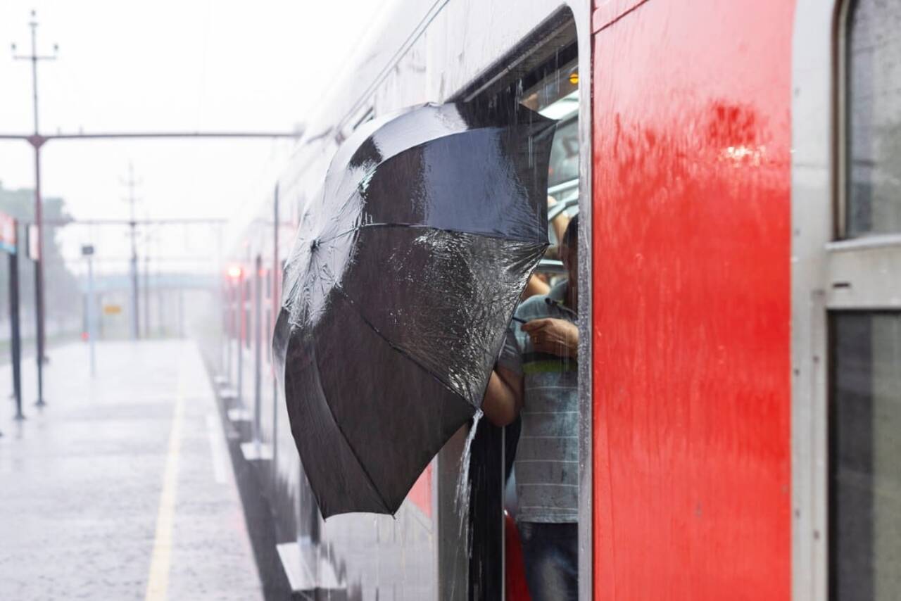 Calor e pancadas de chuva marcam o início da semana em São Paulo com termômetros próximos aos 30°C