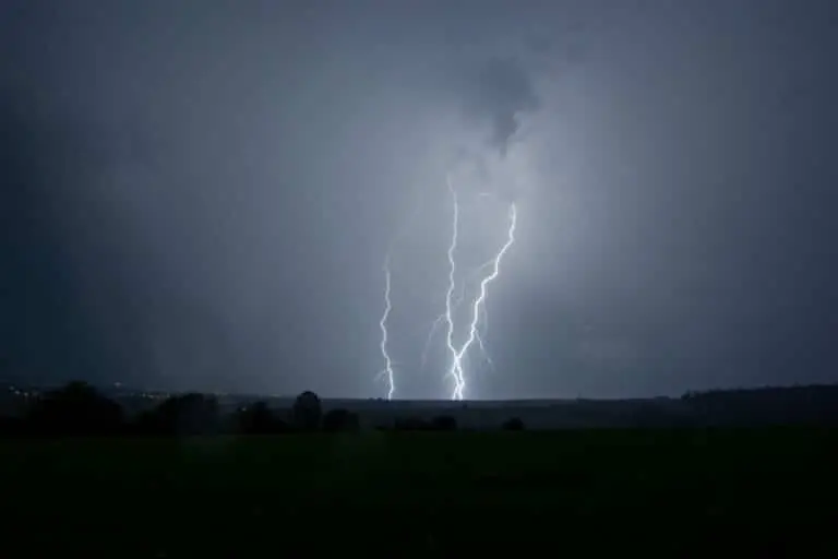 Chuva, raio, tempestade