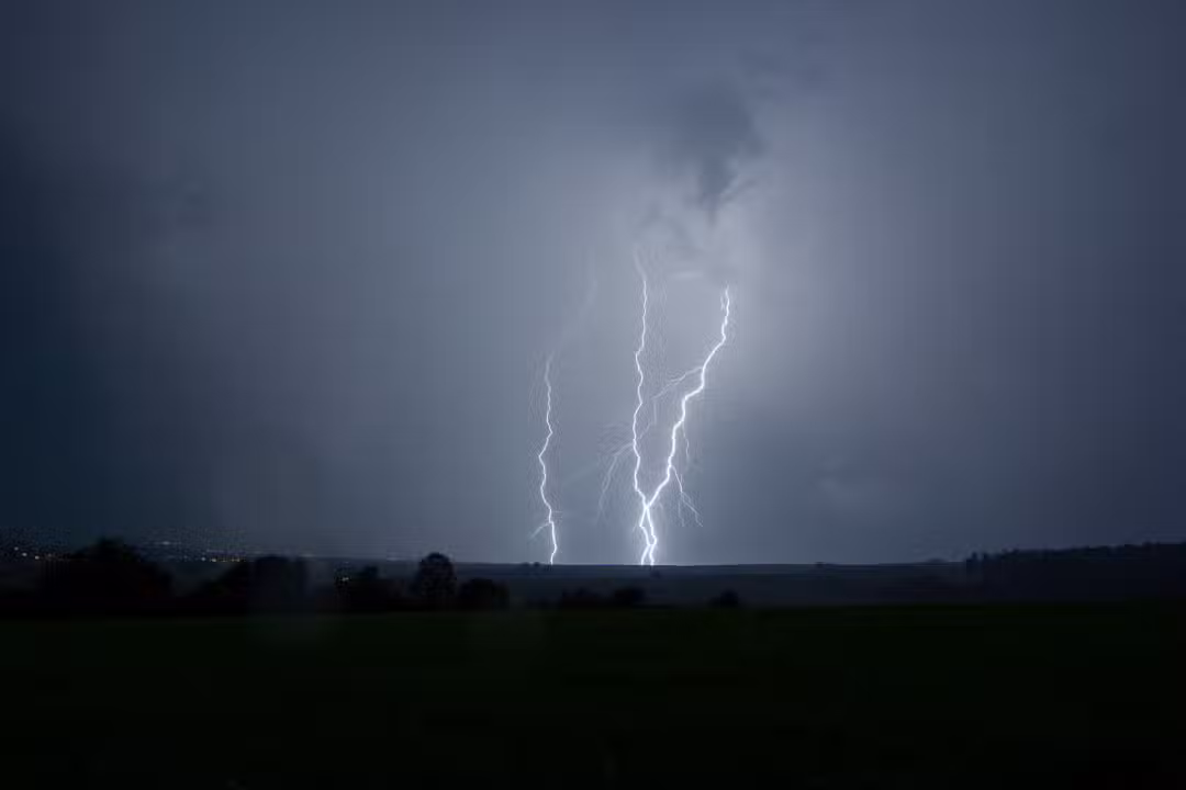 Chuva, raio, tempestade