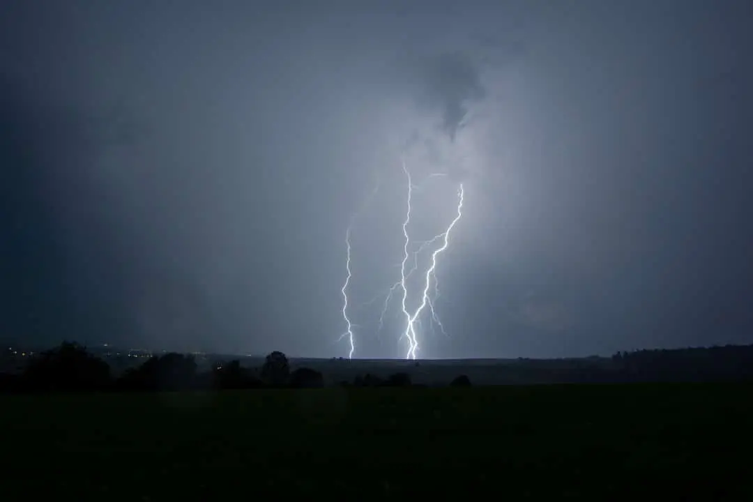 Chuva, raio, tempestade