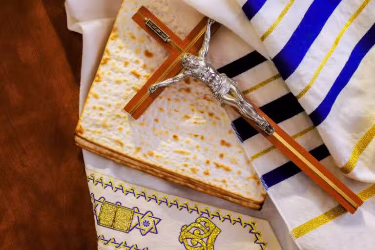 Crucifixo, xale de oração, símbolos religiosos tradicionais da Páscoa Judaica.