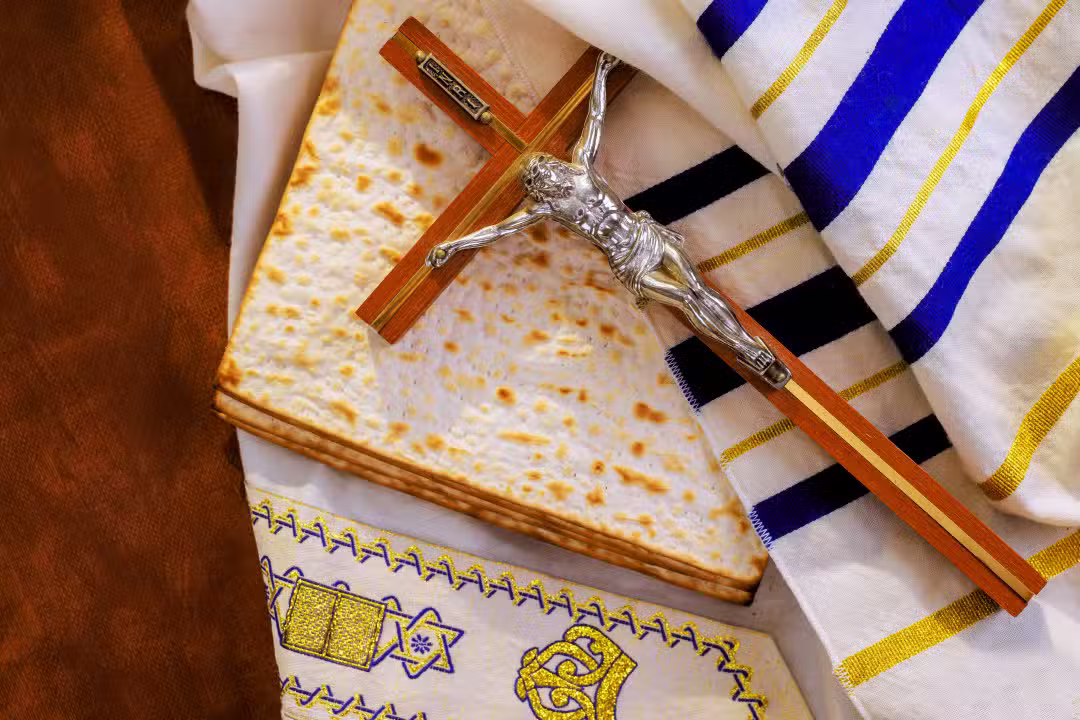 Crucifixo, xale de oração, símbolos religiosos tradicionais da Páscoa Judaica.