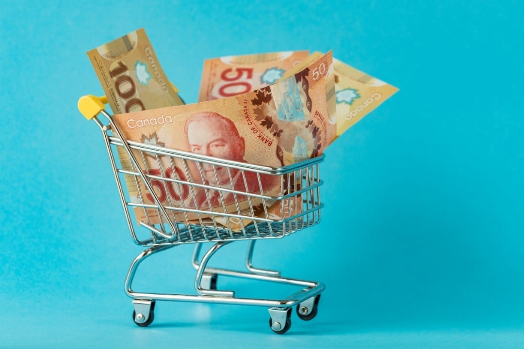 Dólares canadenses, carrinho de compras com dinheiro