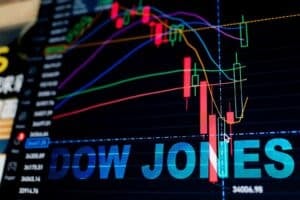 Dow Jones atinge recorde com petróleo em queda, mas semicondutores desaceleram