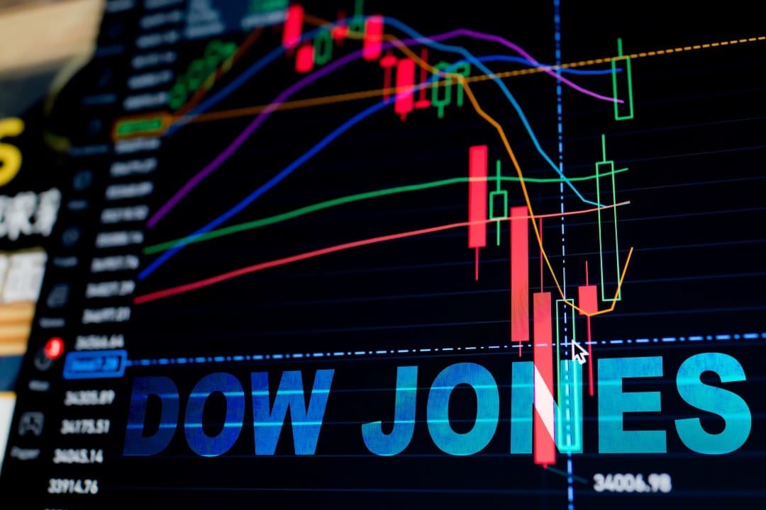 Dow Jones atinge recorde com petróleo em queda, mas semicondutores desaceleram