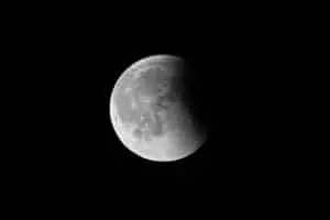 Brasil observa eclipse lunar parcial a olho nu na noite de 27 para 28 de agosto