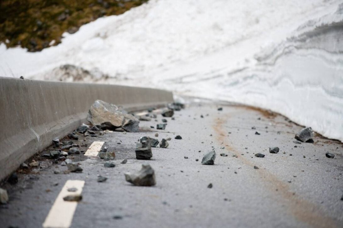 Estrada coberta por uma avalanche