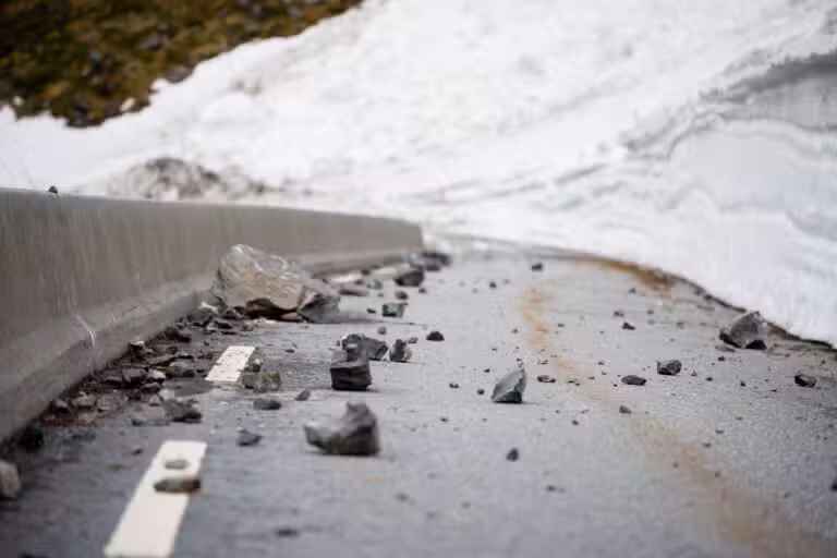 Estrada coberta por uma avalanche