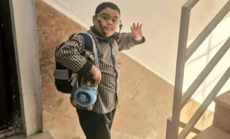 Foto de menino iraniano acenando para mãe antes de ser morto