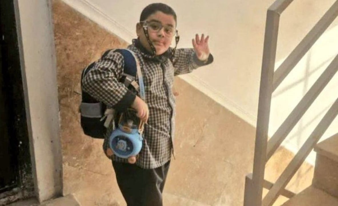 Foto de menino iraniano acenando para mãe antes de ser morto