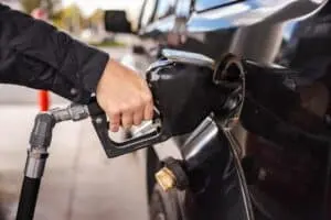 Κατάταξη με τις 10 πιο ακριβές και φθηνότερες βενζίνες στον κόσμο το 2026