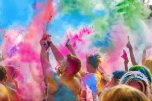 Mesaje Happy Holi 2026: Idei creative de urări, statut și felicitări pentru familie și prieteni