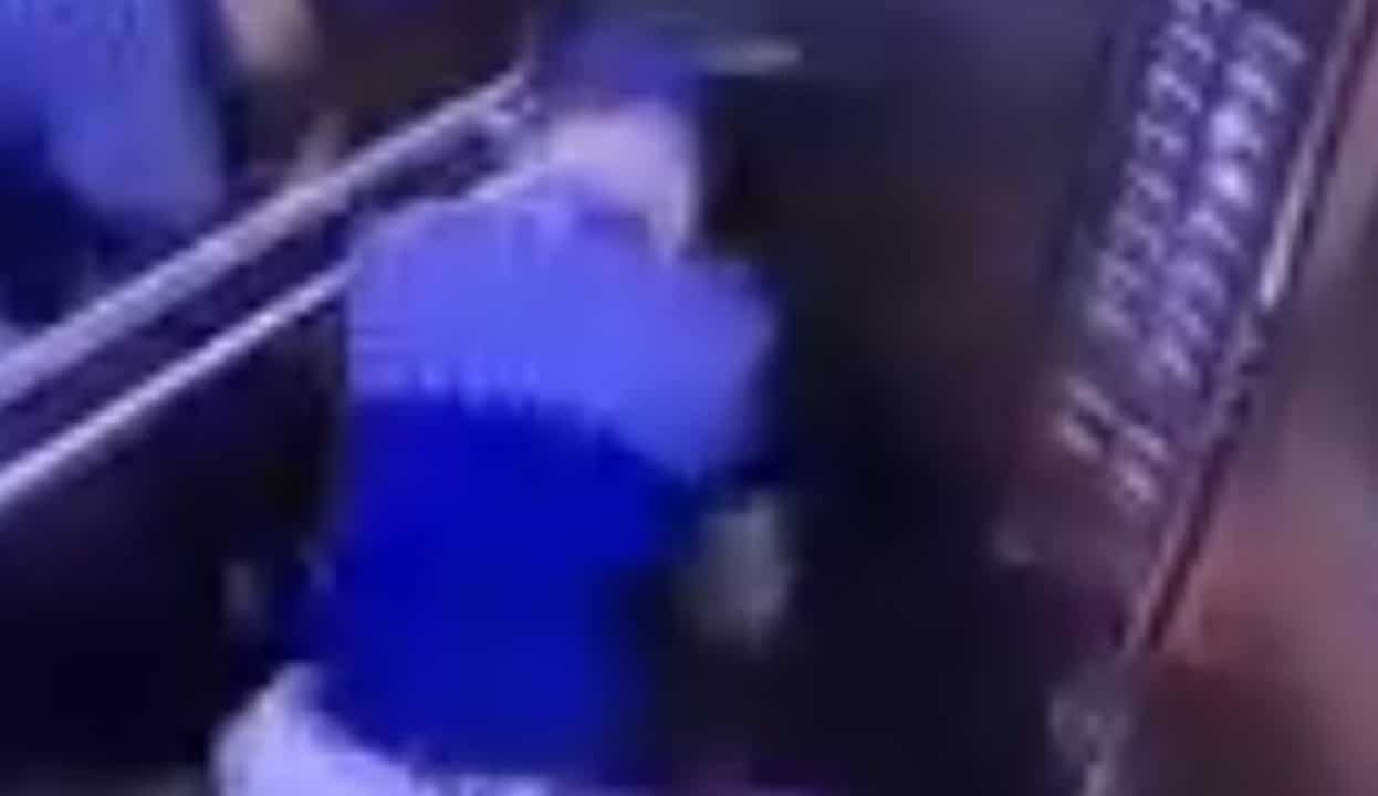 Homem agride ex-companheira com socos dentro de elevador
