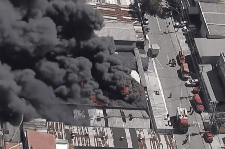 Incêndio de grandes proporções atinge loja de tintas em Santo André