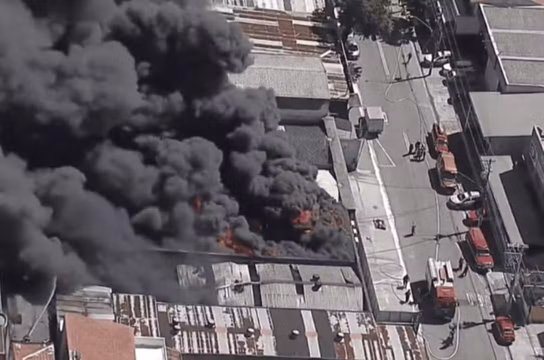 Incêndio de grandes proporções atinge loja de tintas em Santo André