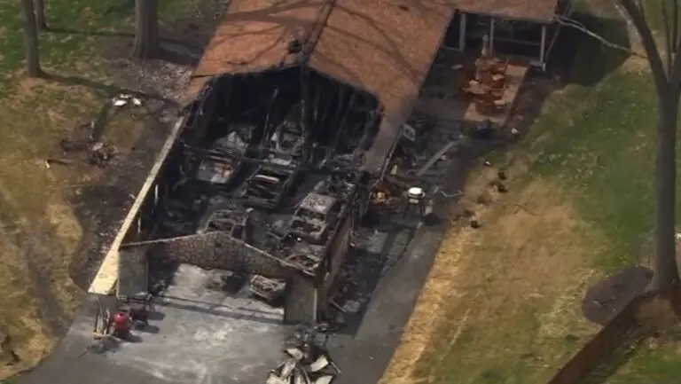 Incêndio em garagem destrói 11 carros clássicos avaliados em 500 mil dólares