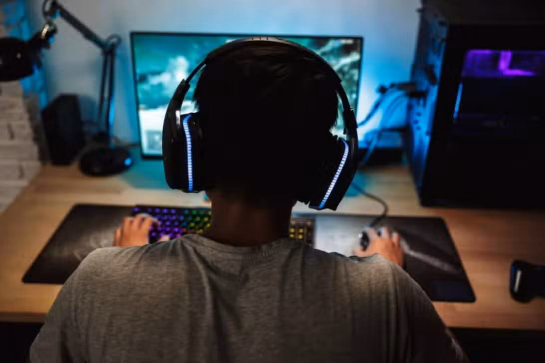 Jovem, jogando, gamer, PC gamer
