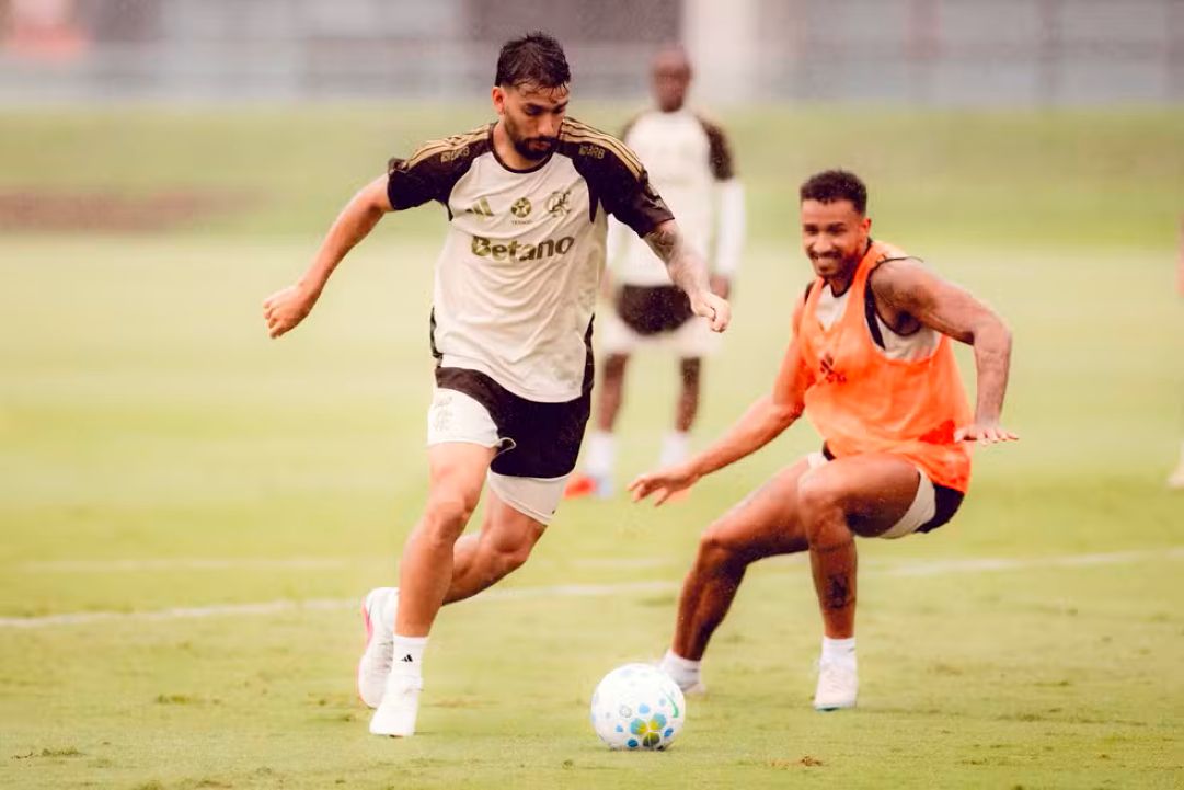Lucas Paquetá e Danilo em treino do Flamengo