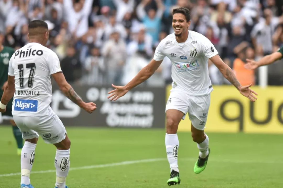 Lucas Veríssimo em ação pelo Santos