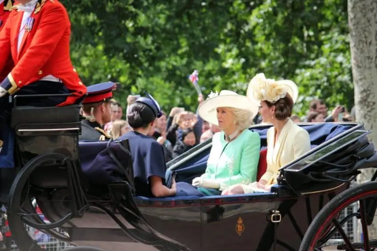 Meghan Markle, Harry, princesa Kate Middleton e rainha Camilla