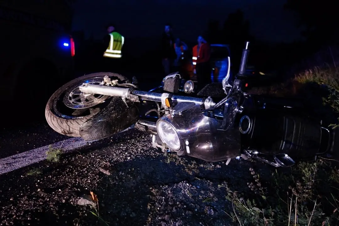 Moto caída, acidente, rodovia