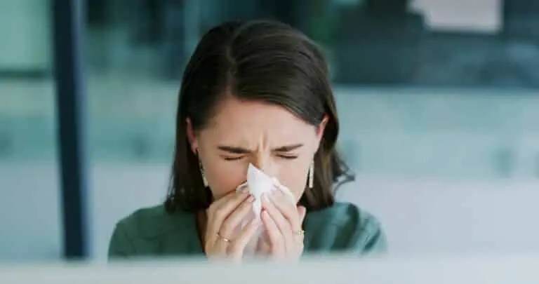Mulher asssoando o nariz, vírus, gripe, resfriado, doença