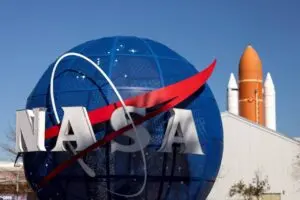 L’equipaggio della ISS elabora gli esperimenti dopo l’arrivo della capsula Dragon da 6,5 ​​tonnellate