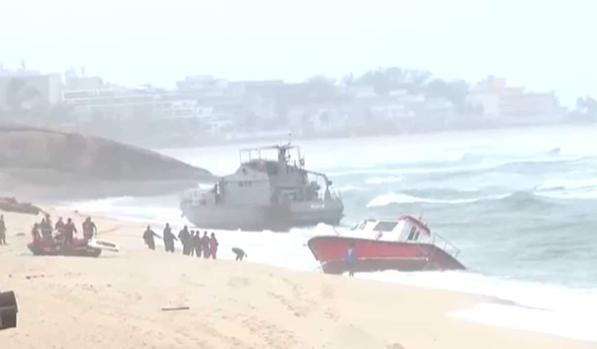 Navio da Marinha Brasileira encalhalado