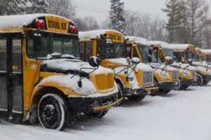 La tempesta invernale nel Connecticut provoca accumulo di ghiaccio e sospensione delle lezioni in diverse città
