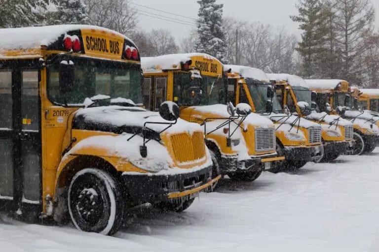 Ônibus escolar coberto de neve