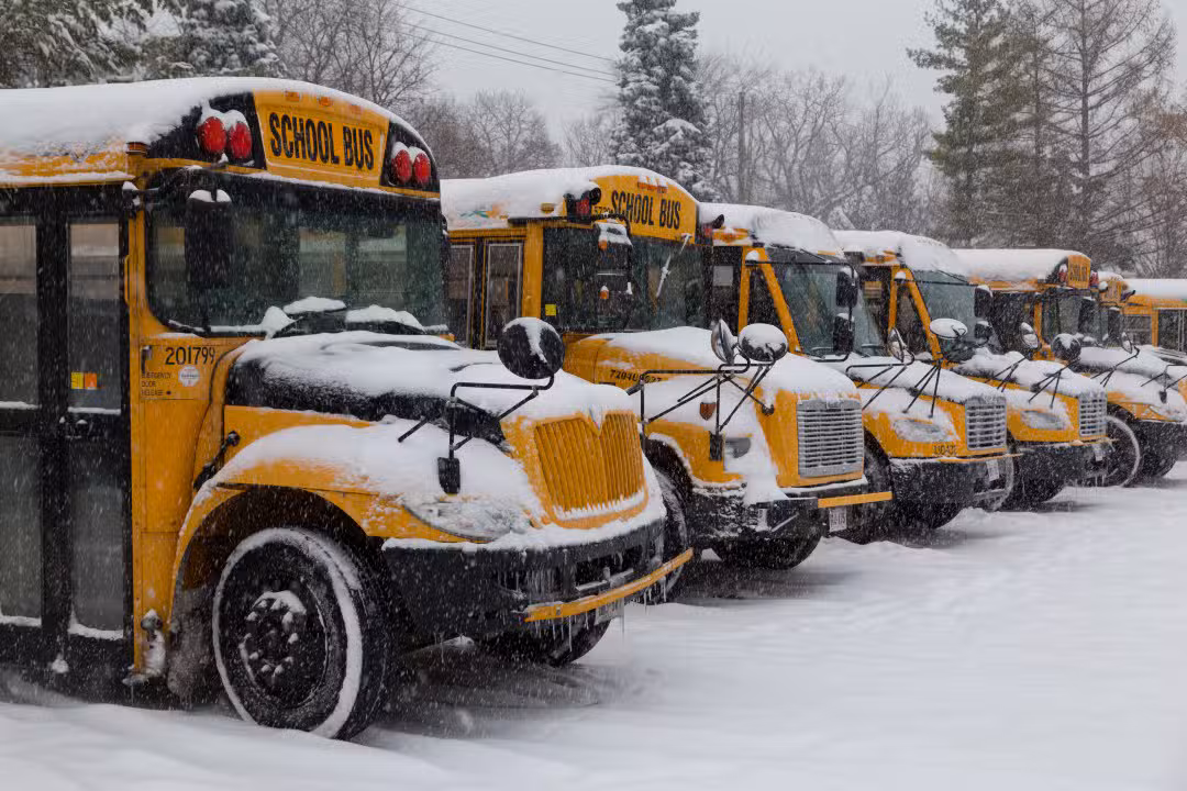 Ônibus escolar coberto de neve