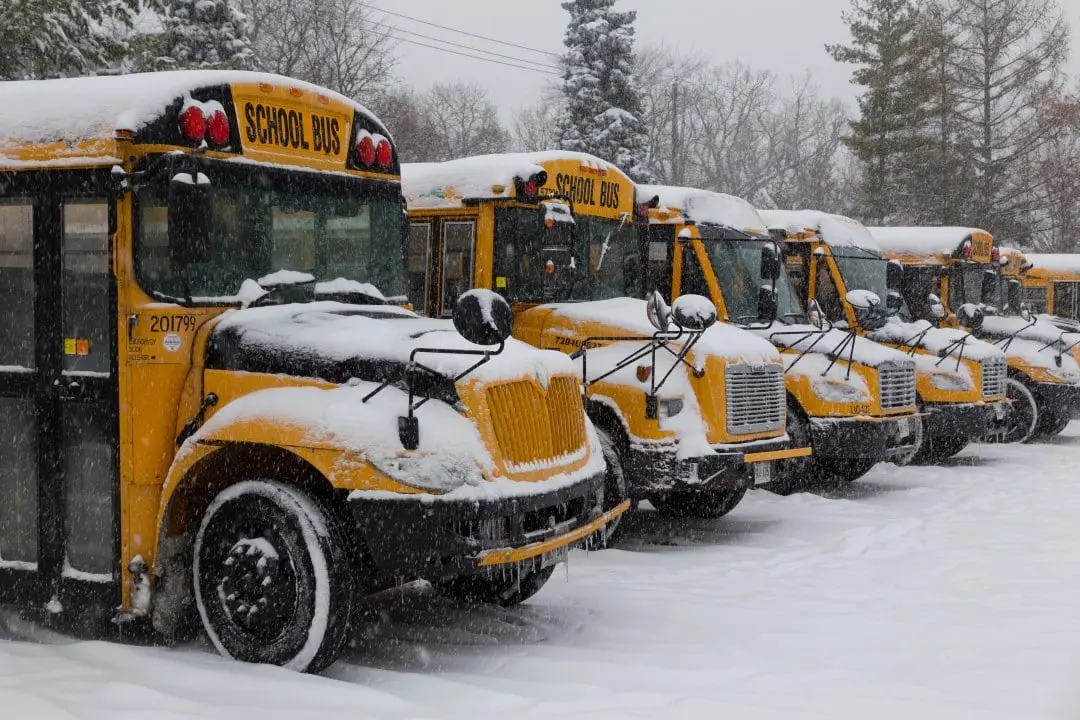 Ônibus escolar coberto de neve