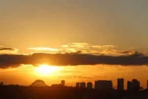 Ondas de calor e baixa umidade afetam grande parte do Brasil, com risco de temporais no Rio Grande do Sul