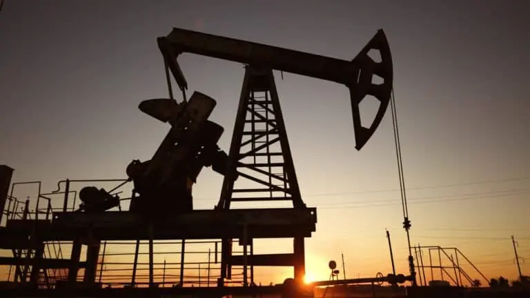 Produção de petróleo. Silhueta de uma plataforma de produção de petróleo e gás