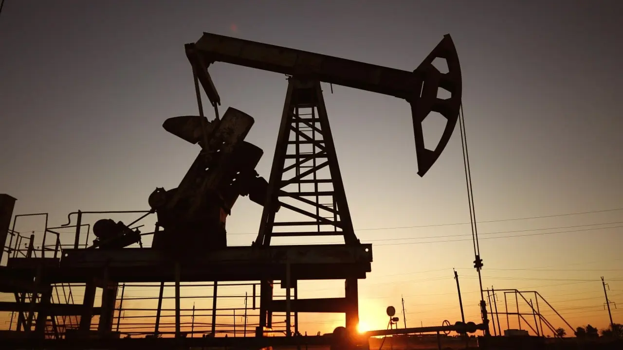 Добыча нефти. Силуэт платформы по добыче нефти и газа