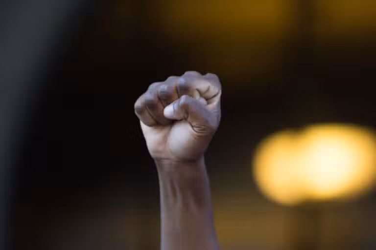 Punho erguido, manifestação contra o racismo