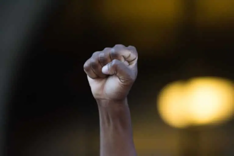 Punho erguido, manifestação contra o racismo