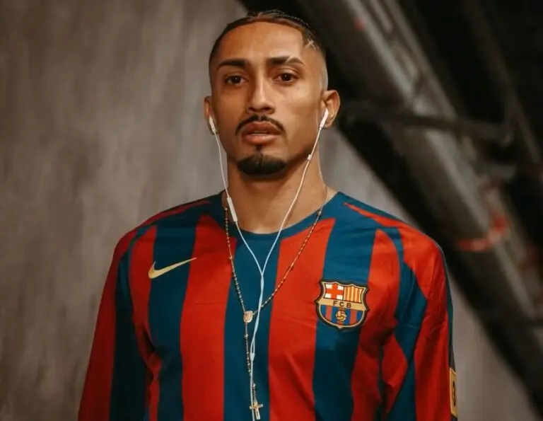 Raphinha usa blusa comemorativa do Barça