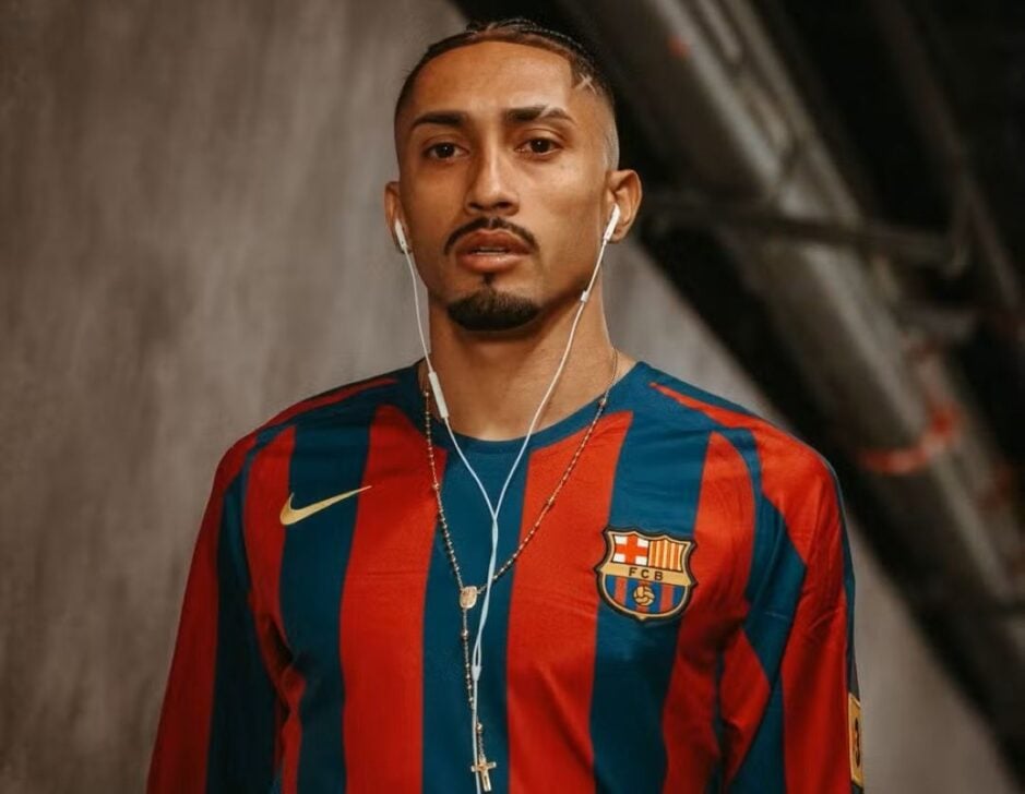 Raphinha usa blusa comemorativa do Barça
