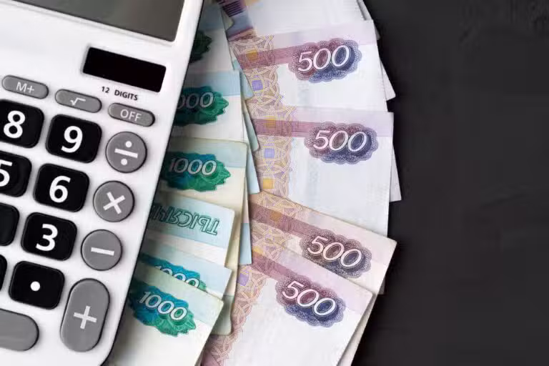 Rublos de dinheiro russo com calculadora