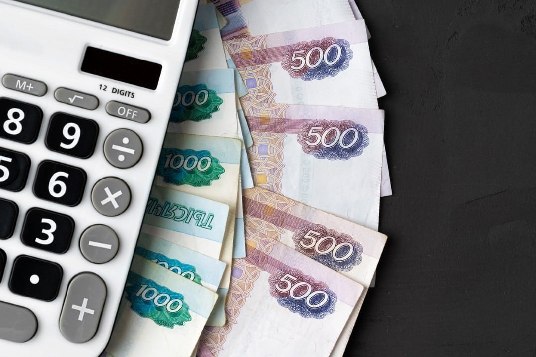 Rublos de dinheiro russo com calculadora