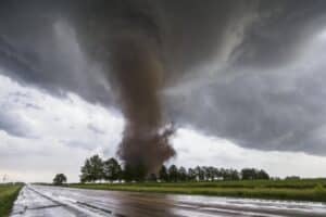 Moradores de Lake Village em Indiana iniciam limpeza após tornados que mataram casal idoso e destruíram casas