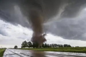 Moradores de Lake Village em Indiana iniciam limpeza após tornados que mataram casal idoso e destruíram casas
