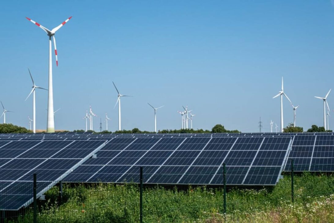 Turbinas eólicas e painéis solares