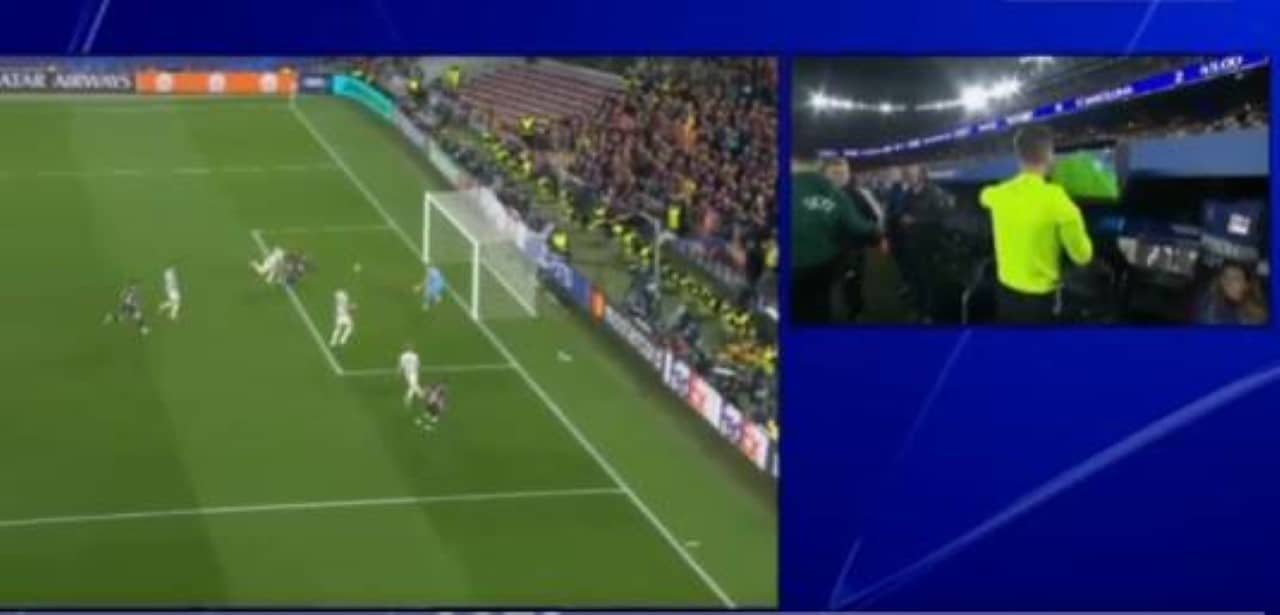 Var confirma penalti para o Barcelona