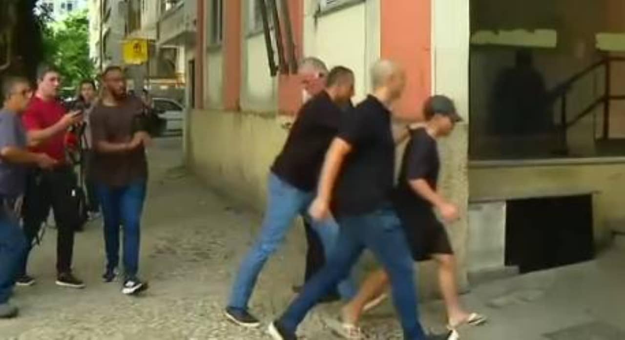 Vitor Hugo Oliveira Simonin se entrega a polícia