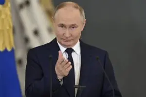 Vladimir Putin siger, at kvinder skal se smukke ud derhjemme og tage sig af deres børn